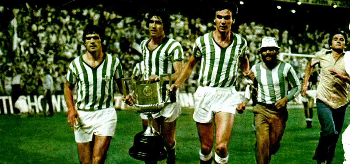 Real Betis celebra la victoria en la Copa del Rey de 1977.